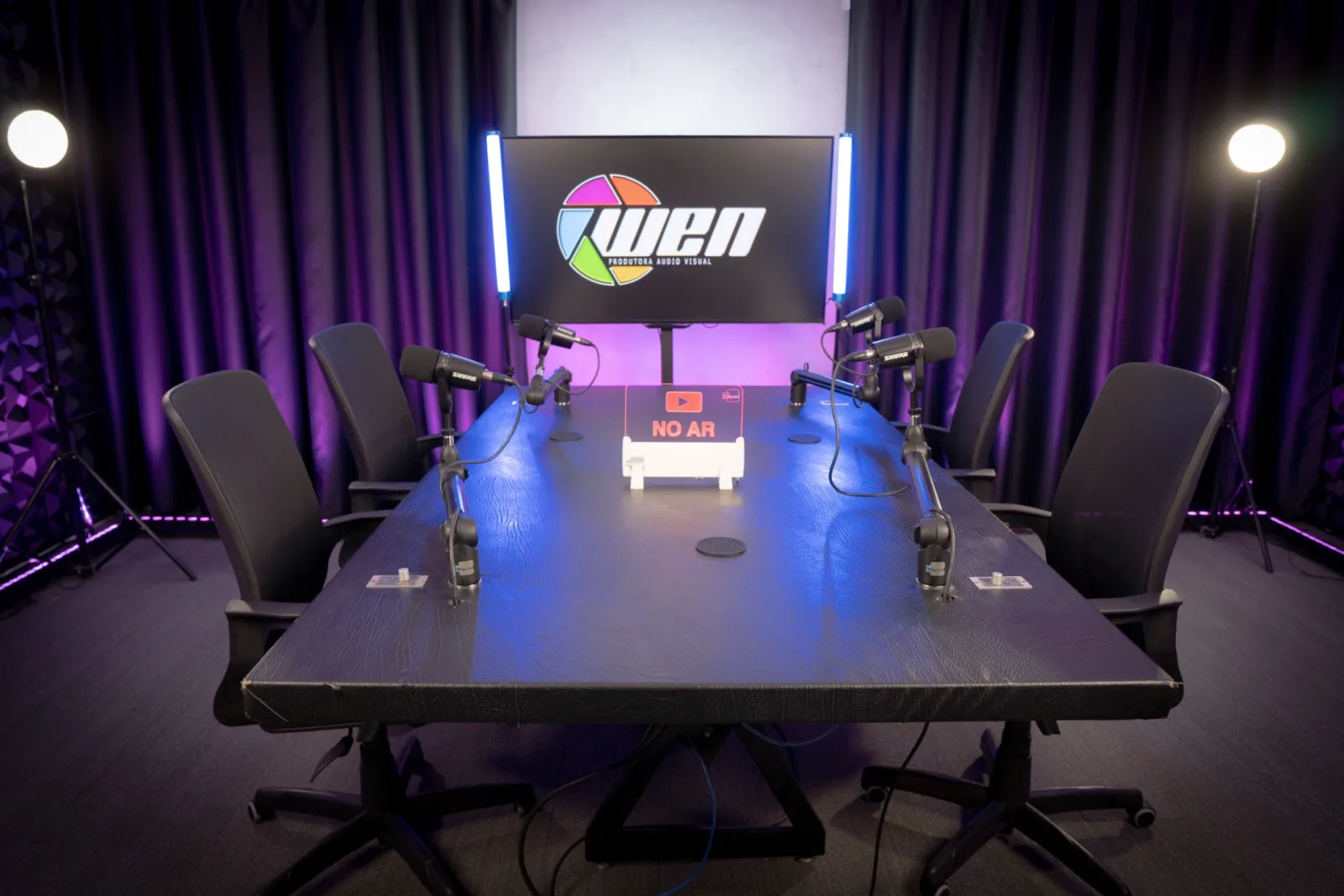 Mesa do Mesacast no Studio A com microfones Shure profissionais