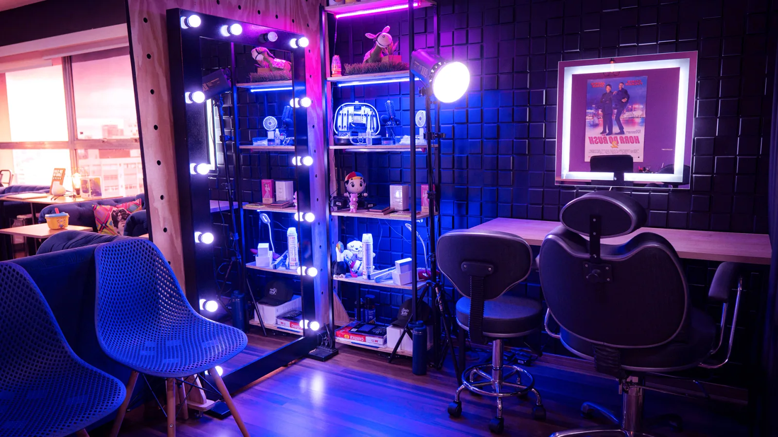 Camarim do Studio A com espelho iluminado e estação de maquiagem